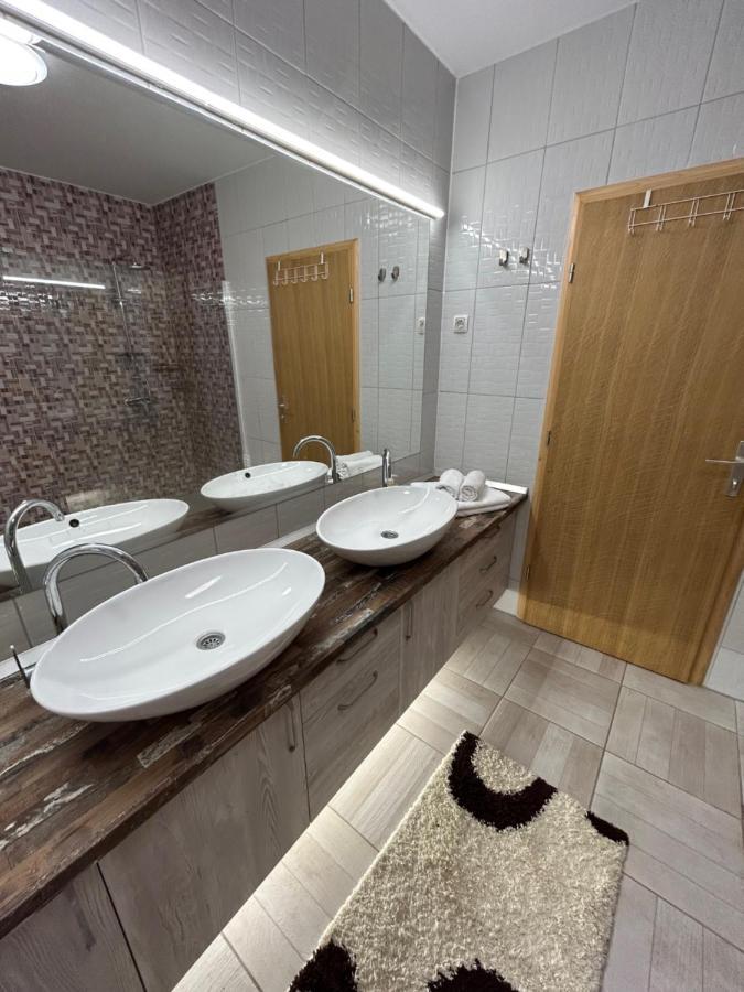 Sobe Zimmer Frei Pozega Luaran gambar