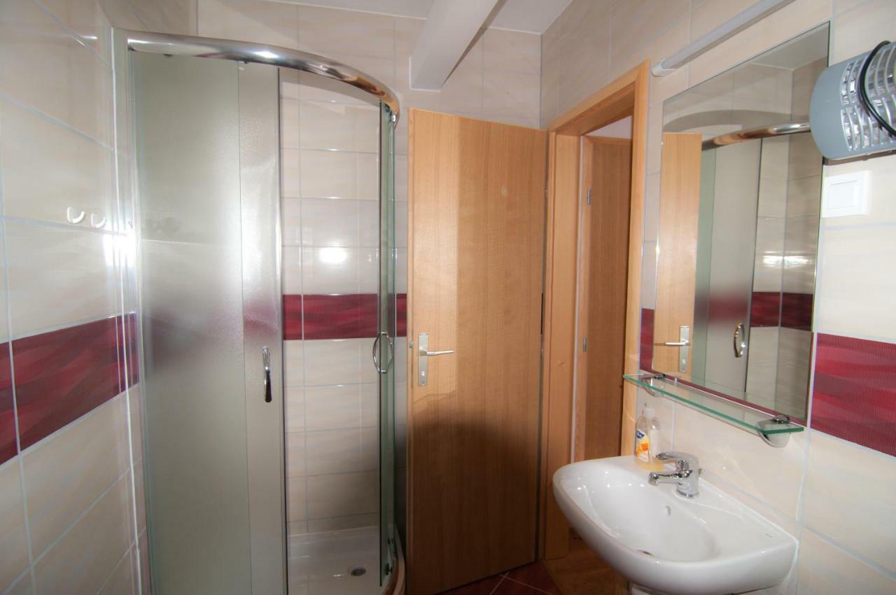 Sobe Zimmer Frei Pozega Luaran gambar